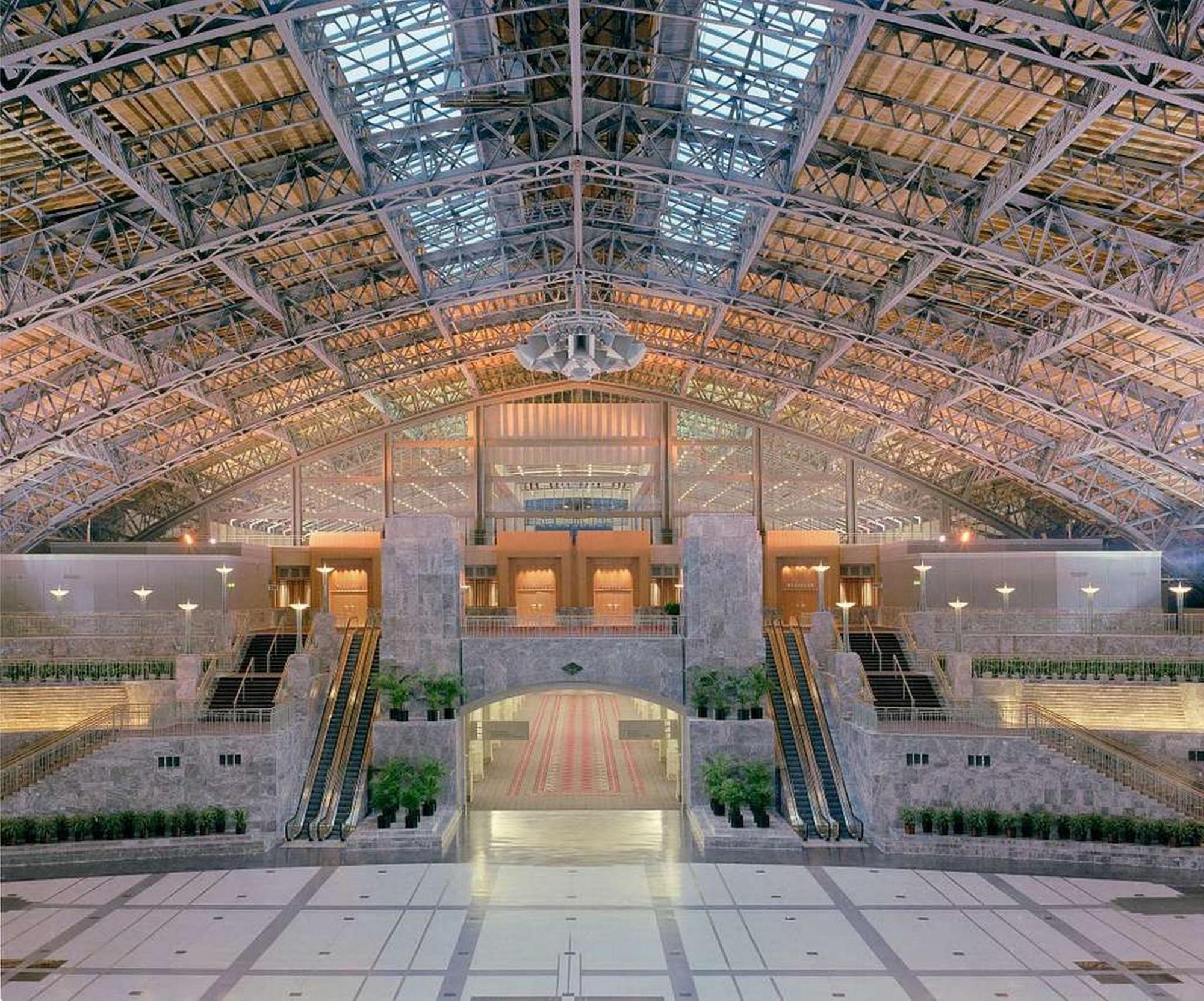 New Season Royals, Airport West 5*