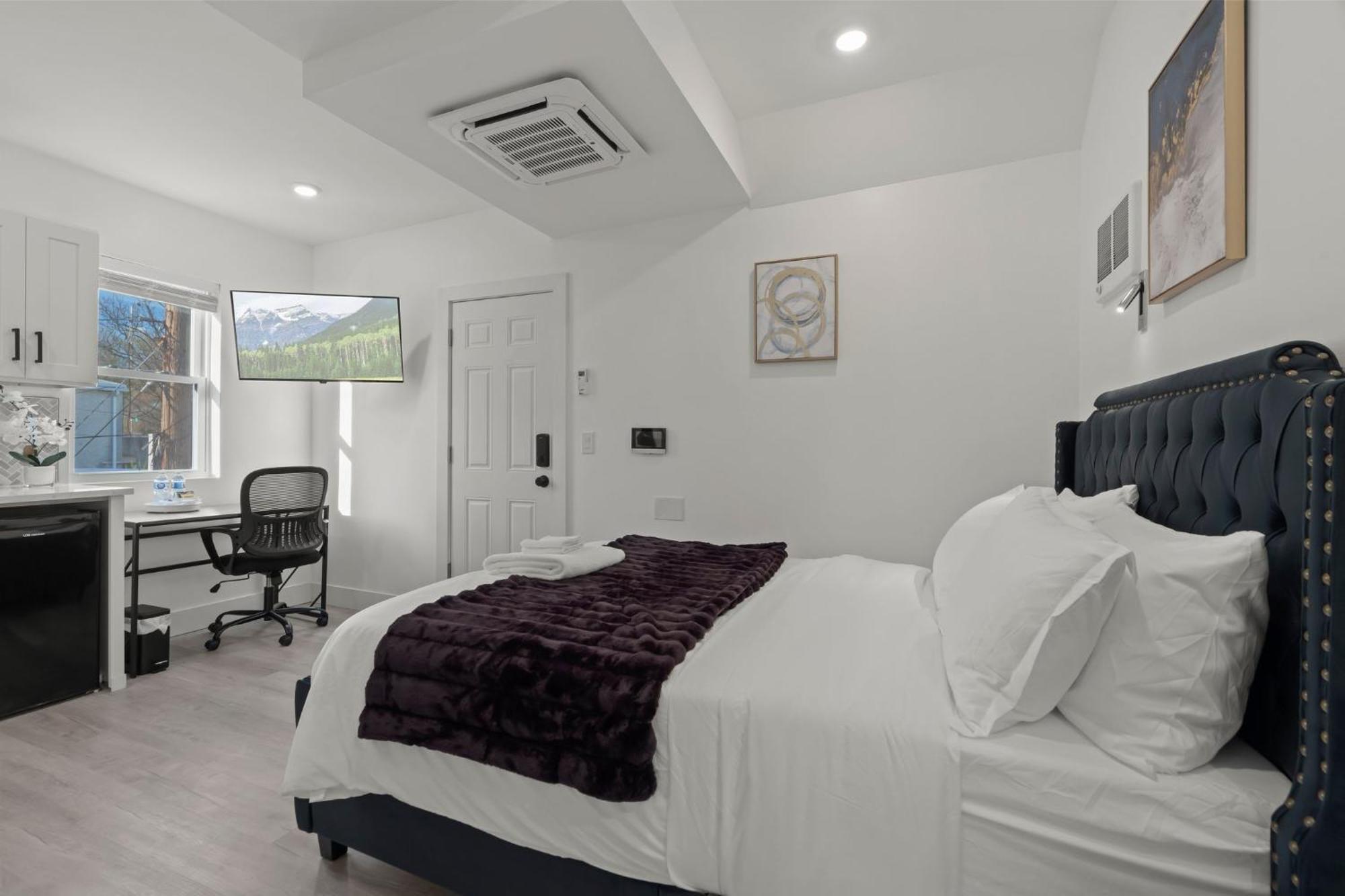 New Season Royals, Airport West 5*