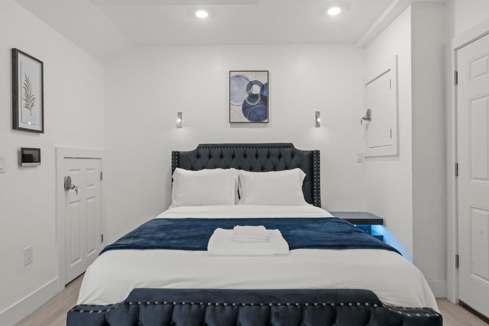 New Season Royals, Airport West 5*