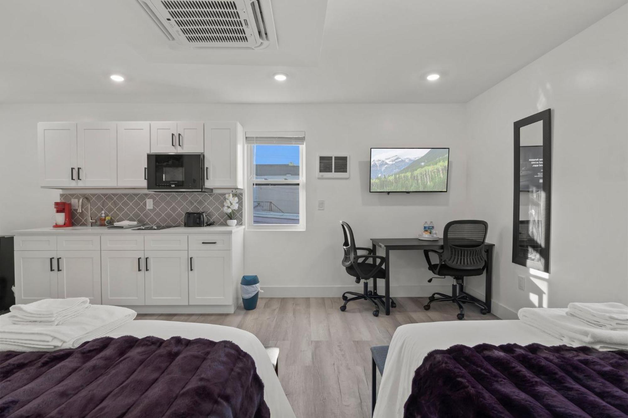 New Season Royals, Airport West 5*
